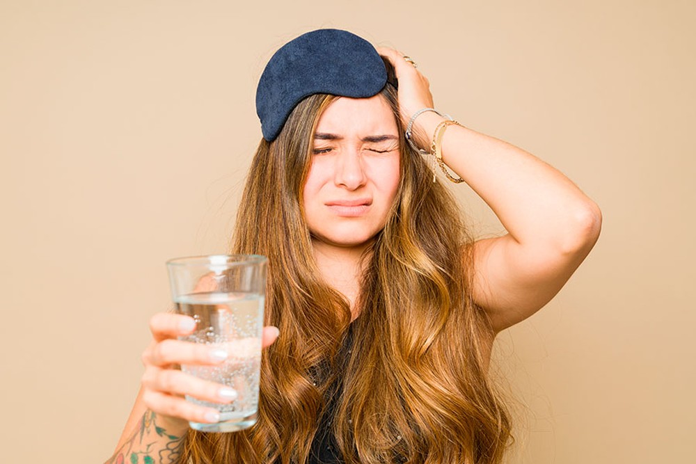 Água com gás é bom para ressaca? Médica explica