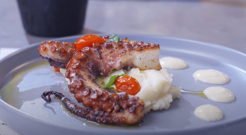 É Júpiter Mancini ou Thiago Martins? Coca-Cola traz uma receita de polvo com aioli e purê