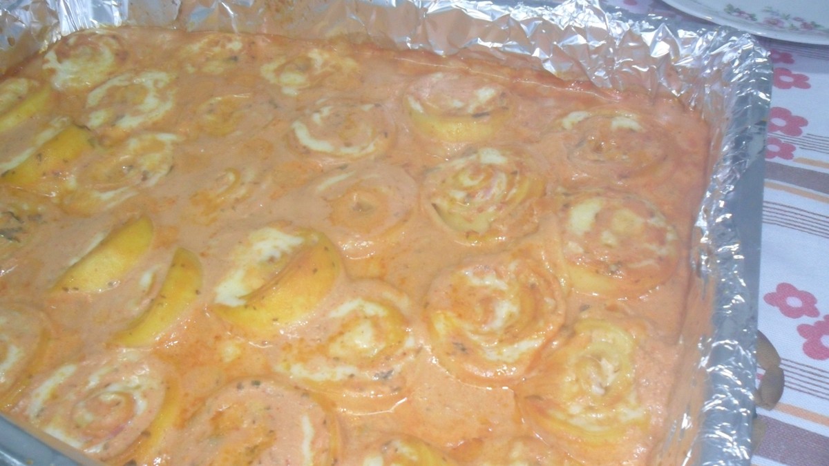 RONDELLI DE PRESUNTO E QUEIJO AO MOLHO ROSE | Massas | Receitas