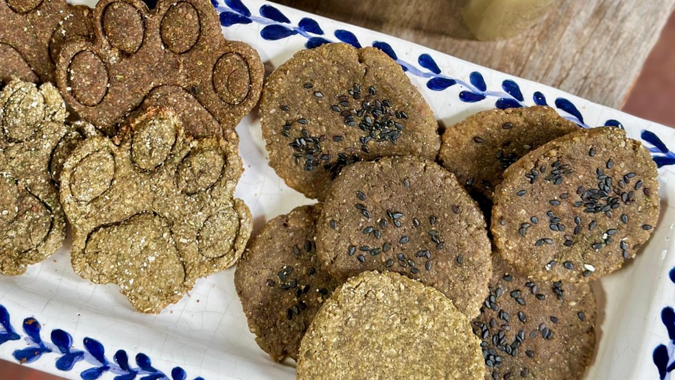 Bolacha de erva-mate - brown and yellow food on brown wooden table - passo 2