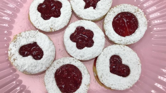 Biscoitinho de castanha-de-caju em formato de coração com geleia
