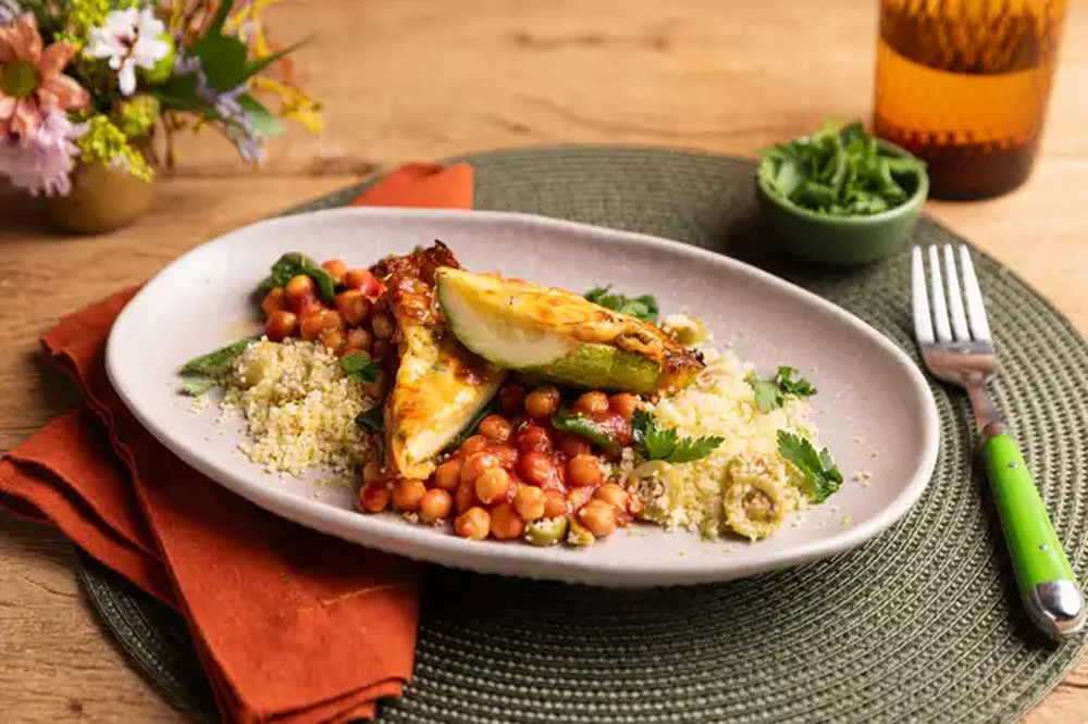 Abobrinha gratinada com ensopado de tomate e grão-de-bico na air fryer
