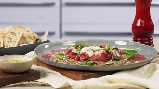 Carpaccio de Carne, uma entrada fria e elegante.