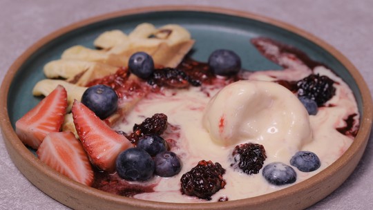 Waffle de baunilha com sorvete e geleia de frutas vermelhas