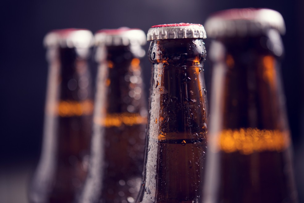 Guardar cerveja em pé ou deitada faz diferença