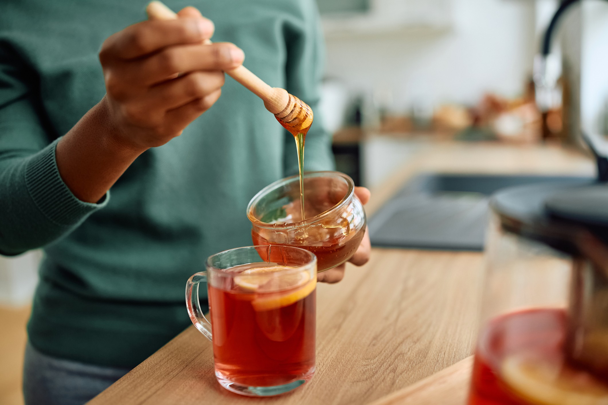 Pode aquecer o mel no ch? Veja os riscos  sade | Receitas