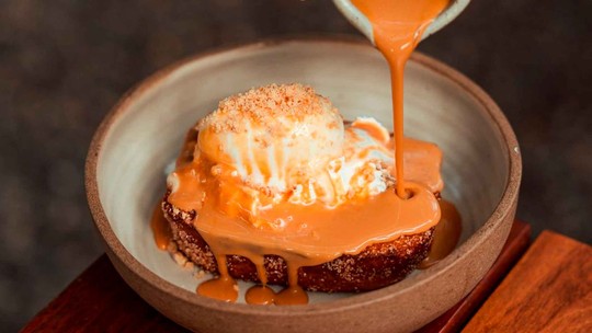 Rabanada dourada servida com creme inglês