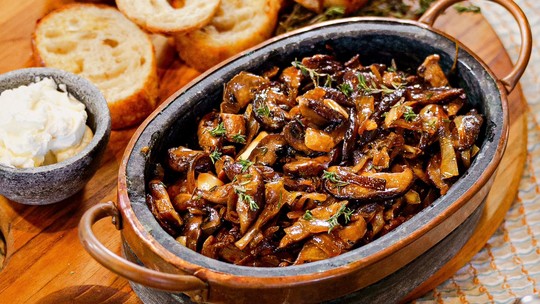 Caponata de cogumelos da Juju Guerra