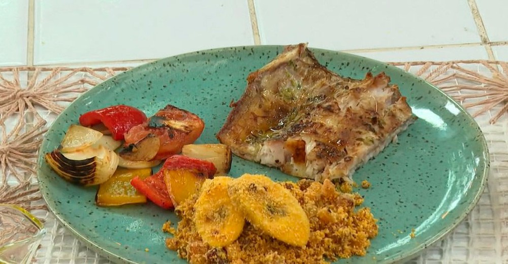 Peixe na brasa com farofa de banana-da-terra e legumes assados
