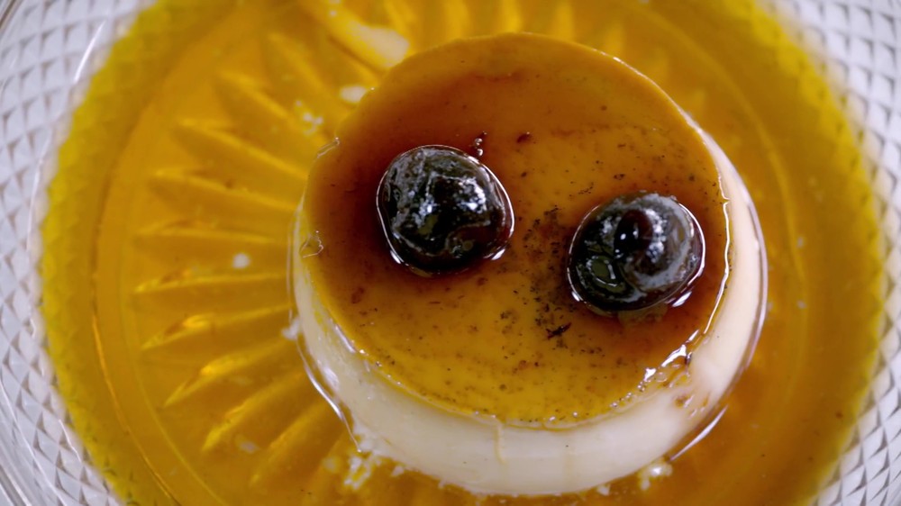Crème caramel de laranja com chantilly e amarena