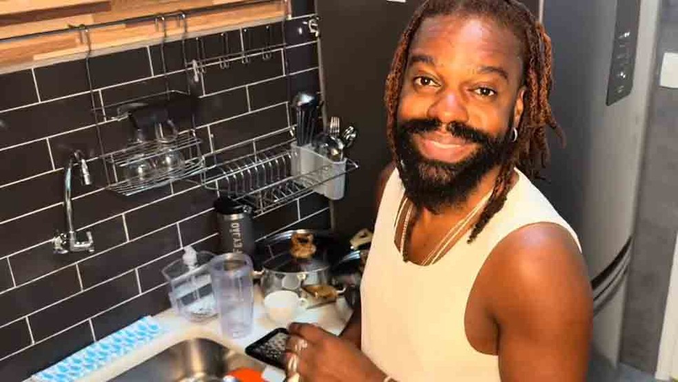 Cantor Feyjão compartilha receita de risoto de limão-siciliano em homenagem ao Dia do Arroz