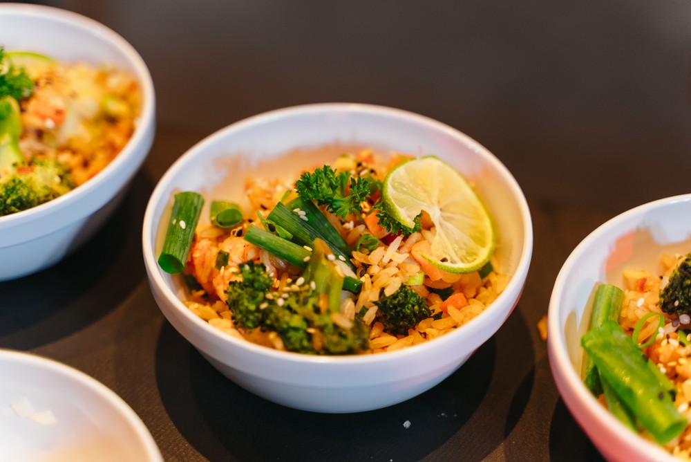 Arroz frito de camarão com brócolis