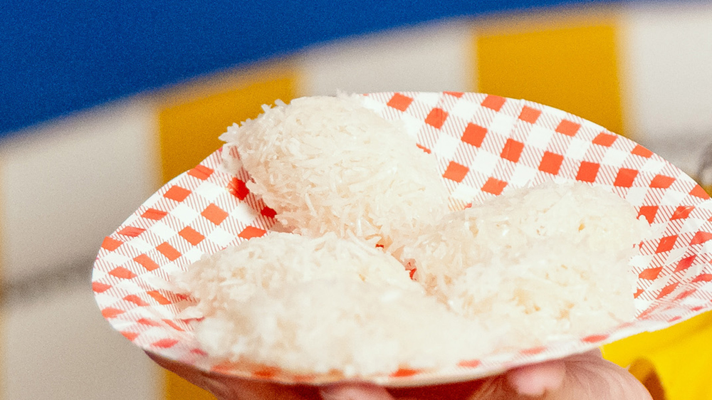Cocada: entenda a história do doce que surgiu na Bahia com sobras de rapadura