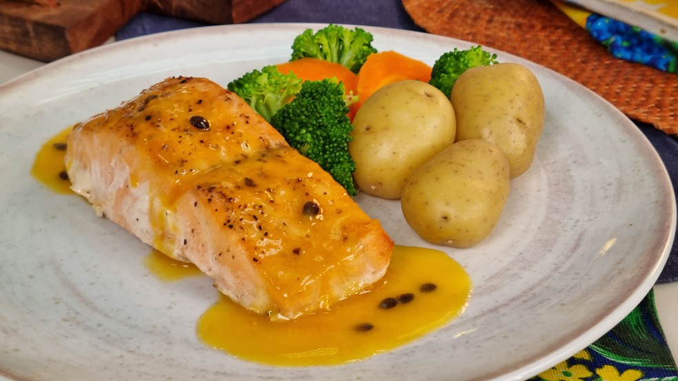 Salmão ao molho de maracujá — Foto: Sonia Schneiders/Receitas