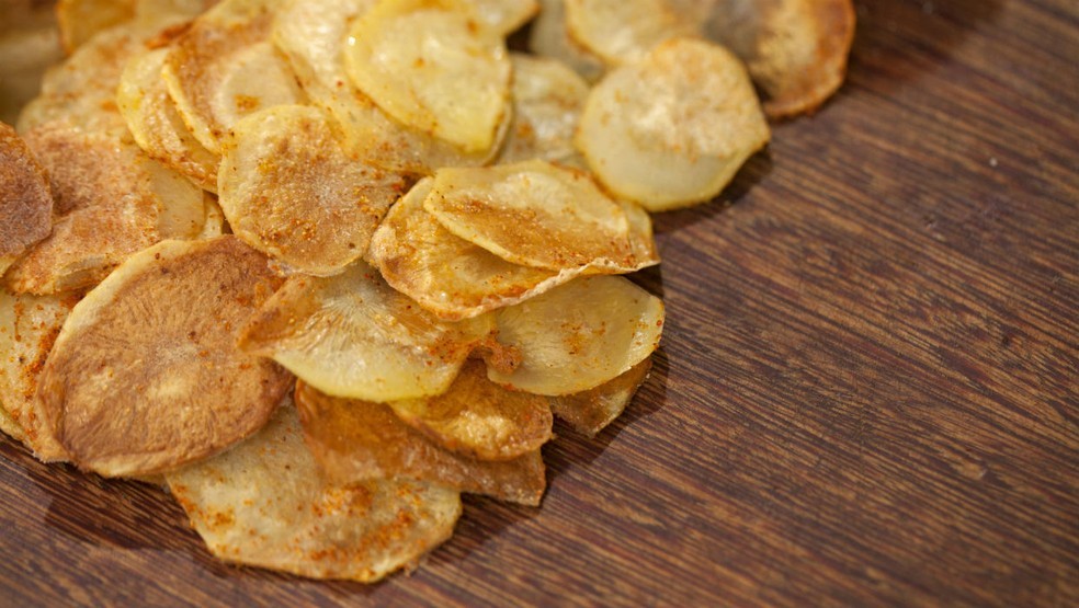 Chips de batata no forno — Foto: Globo