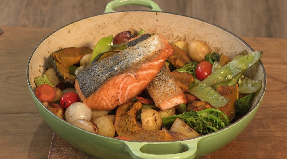 O salmão grelhado com legumes é uma alternativa leve e rápida para substituir a carne vermelha com muito sabor e praticidade.