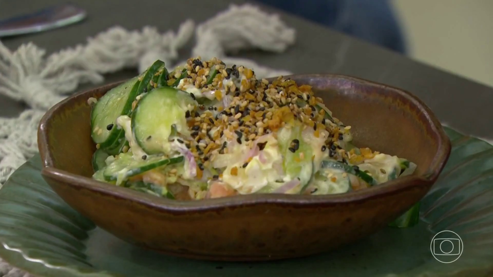 Salada de pepino com salmão defumado