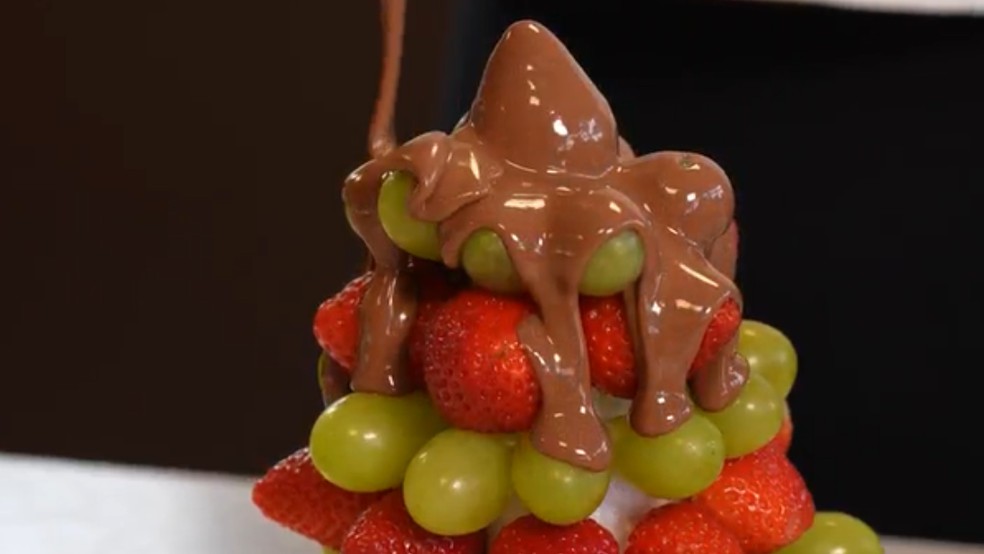 Árvore de Natal de Frutas com Chocolate pronta, decorada com morangos e uvas cobertos por chocolate derretido
