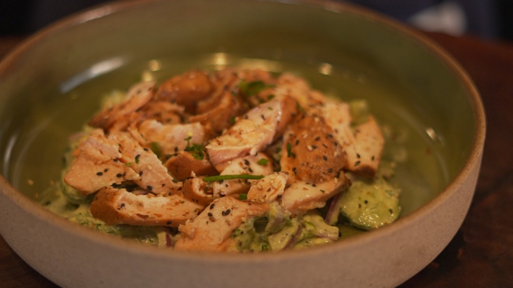 Veja como é fácil de fazer a receita de salada de pepino com salmão defumado, produzida pela EPTV