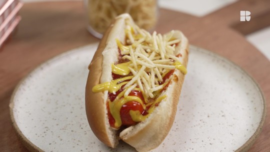 Cachorro-quente com salsicha e molho, ideal para festas infantis.