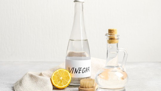 Uso de vinagre na limpeza requer cuidado para não danificar superfícies - Foto: (Shutterstock)