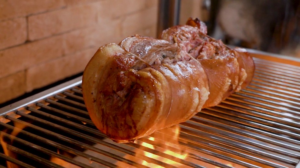 Porchetta recheada com molho de salsa — Foto: Reprodução/Churrasqueadas TV Rio Sul