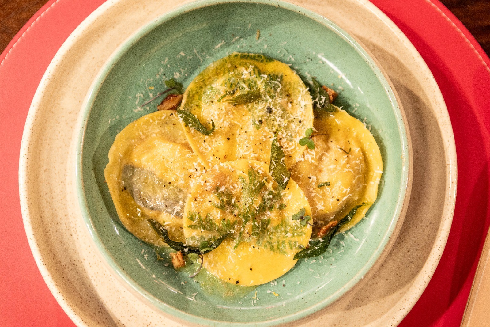 Ravioli de pera, brie e nozes com manteiga de sálvia | Receitas
