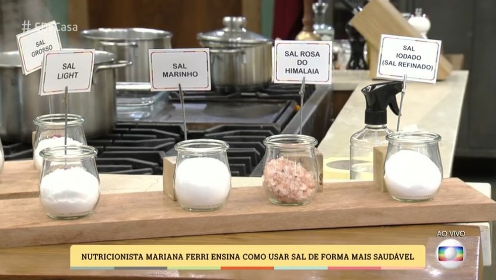 O sal rosa do Himalaia é o mais recomendado pela nutricionista Mariana Ferri. A especialista diz que o alimento é integral e mantém os nutrientes — Foto: Globo