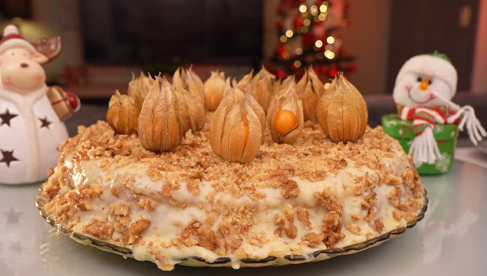 Bolo de geleia de damasco com nozes e chocolate branco