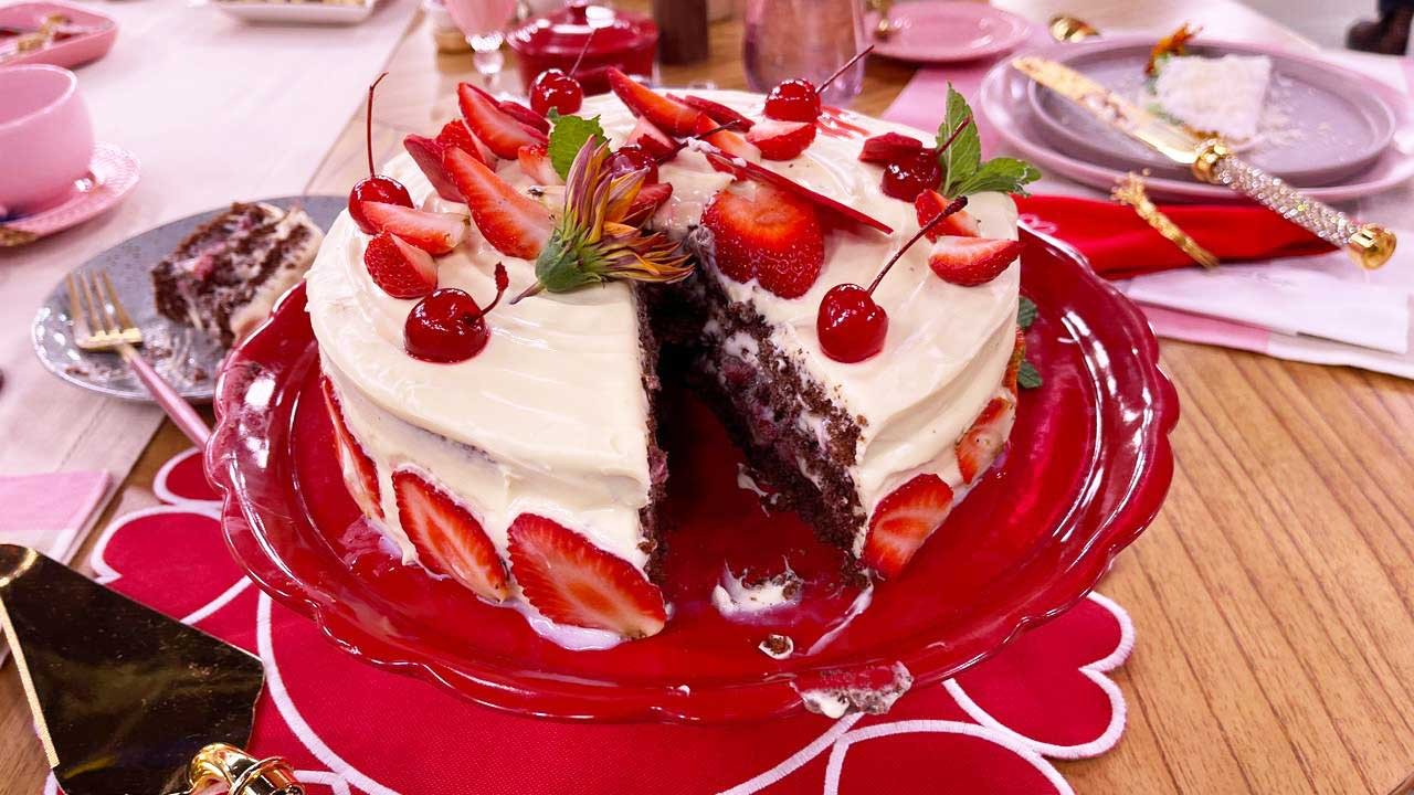 Bolo de chocolate com brigadeiro branco e morangos
