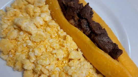 Canoa de banana-da-terra com fígado e farofa crocante de ovos
