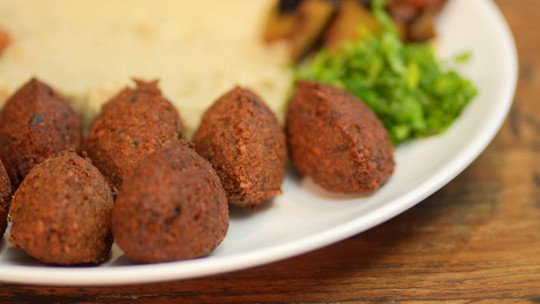 Receita fácil de falafel, comida árabe nutritiva e deliciosa