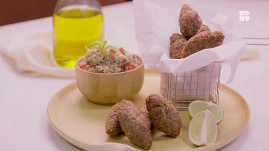 Kibes fritos e dourados, servidos como petisco.