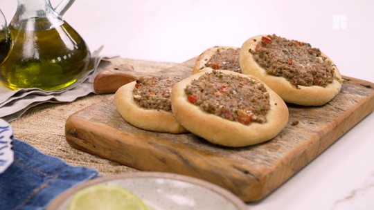 Esfihas de carne abertas, assadas e prontas.