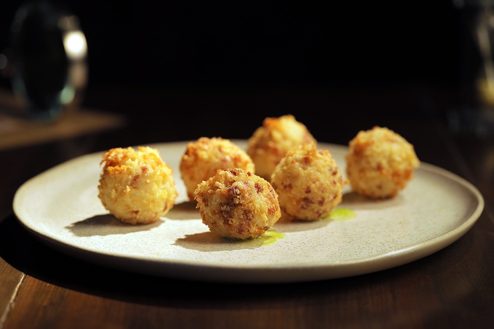 Bolinho de Arroz Linguiça Crocante Aioli Ervas