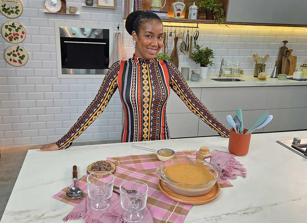 Mousse de chocolate com canela da Lellê, pronto para servir em uma travessa.