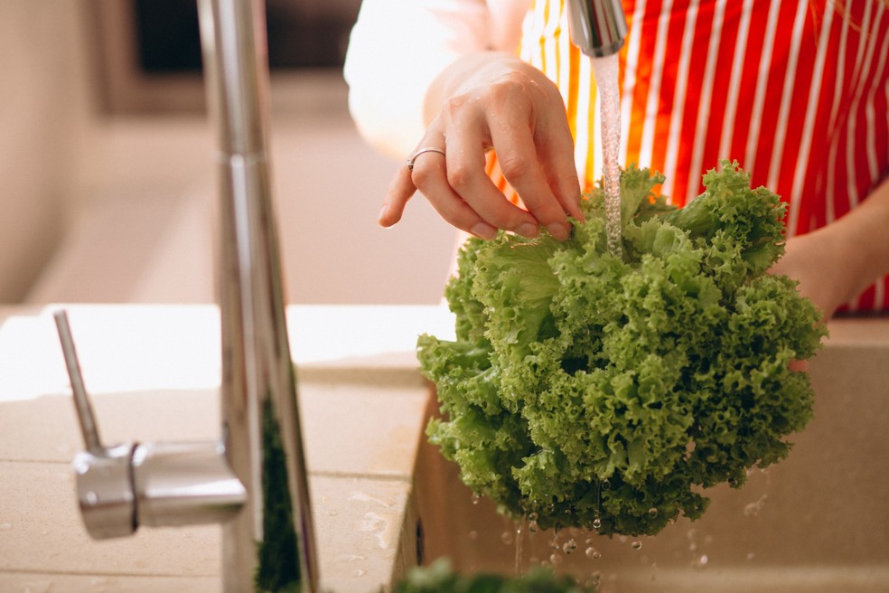 Usar detergente para lavar frutas e legumes pode deixar resíduos químicos e fazer mal à saúde — Foto: Reprodução/Freepik