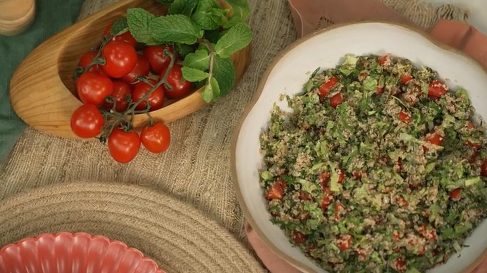 Tabule da Dandara Mariana é receita muito fácil de fazer para acompanhar as refeições — Foto: Receitas