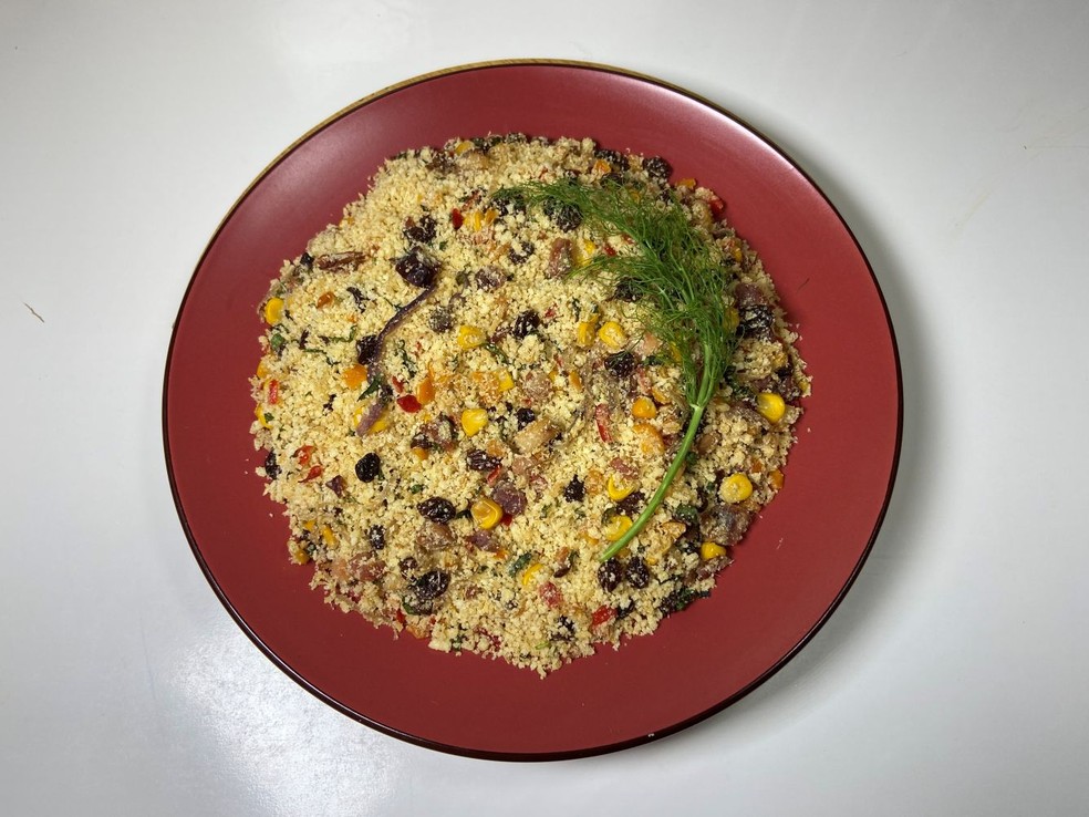 A melhor farofa natalina: simples, colorida e crocante, ricamente decorada para a ceia de Natal.