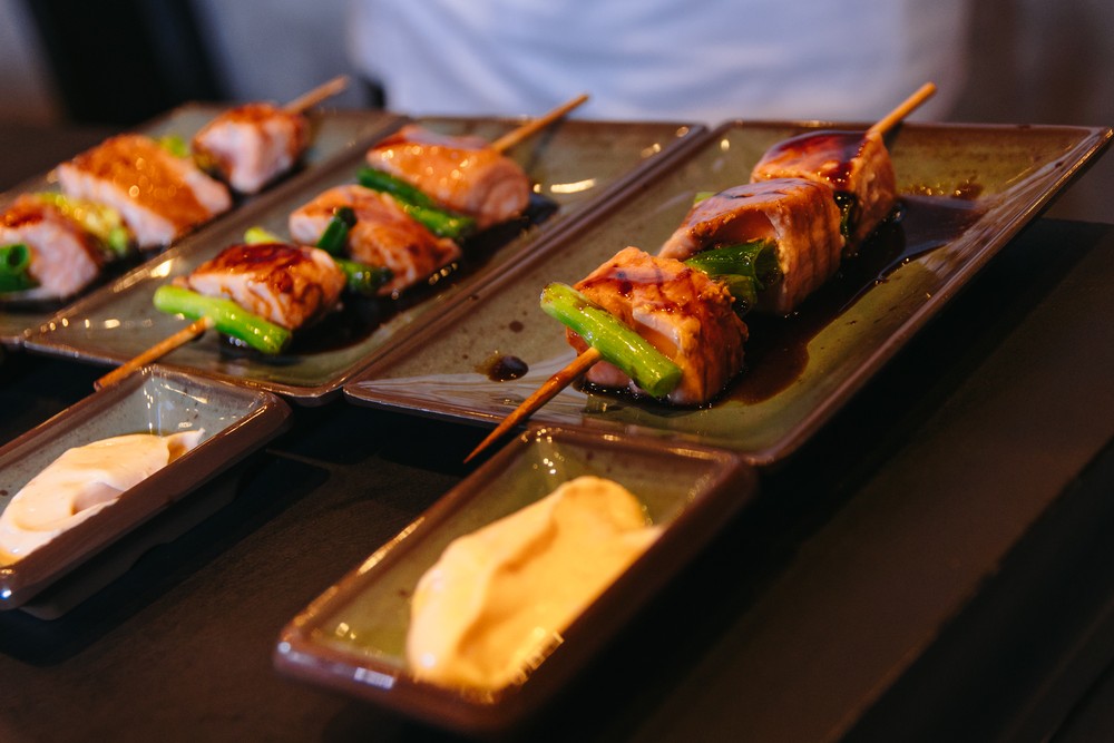 Robata de salmão trufado com molho sriracha