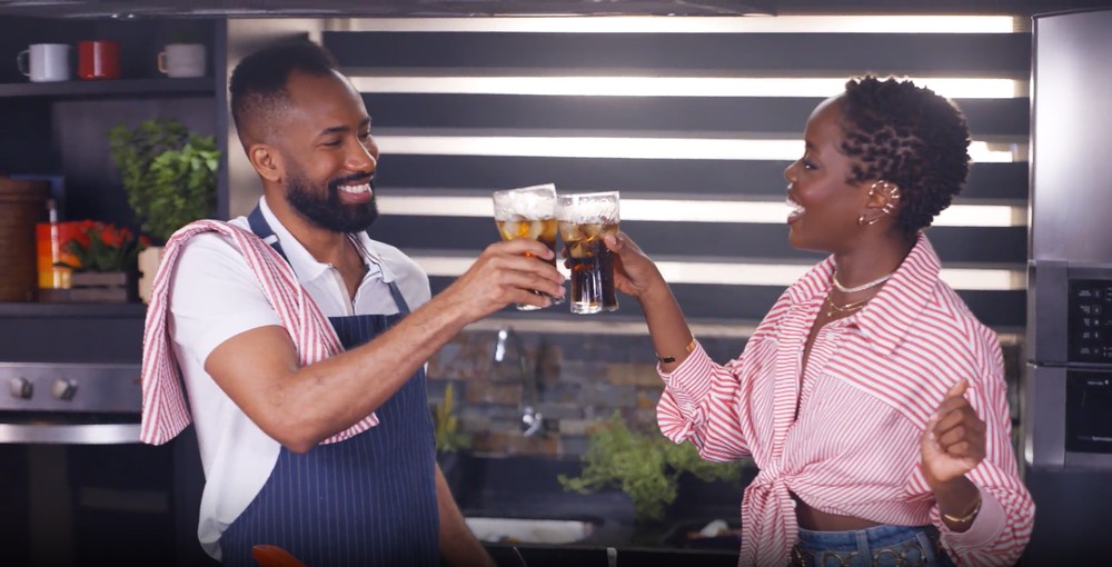 Clara Moneke, direto de “No Rancho Fundo”, com trouxinha de galinha caipira e Coca-Cola Sem Açúcar!