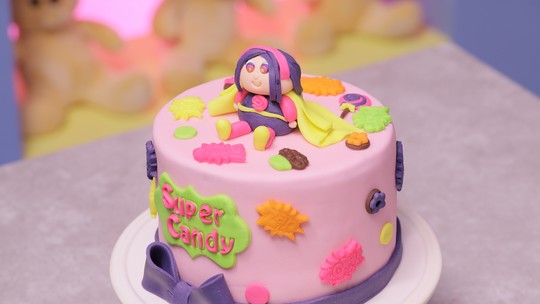 Bolo da Super Candy: bolo de cacau black com recheio de brigadeiro branco