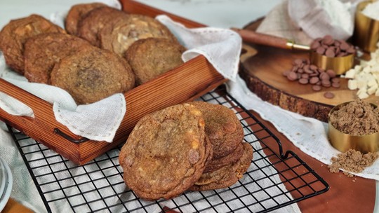 Cookies de chocolate recém-assados com gotas de chocolate derretidas