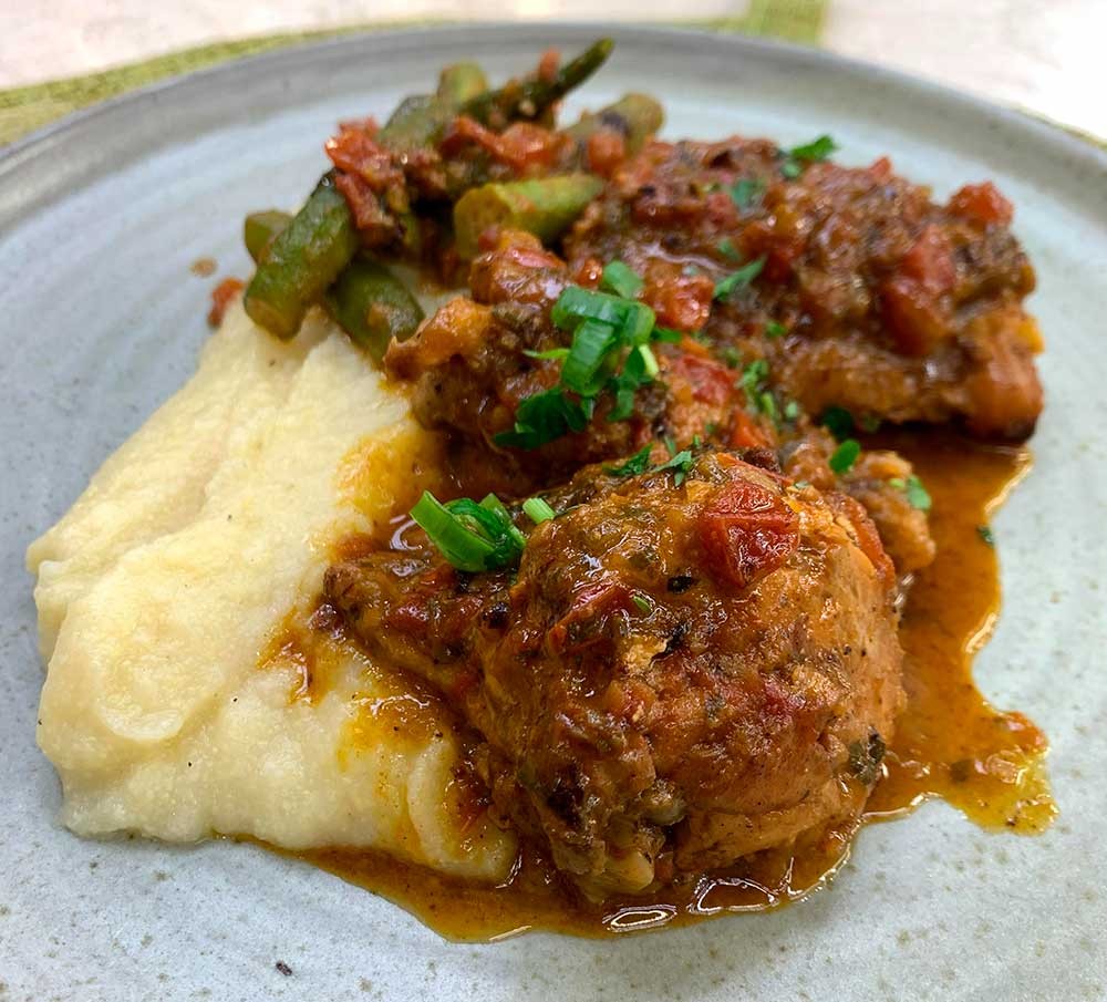 Frango caipira com quiabo e polenta cremosa
