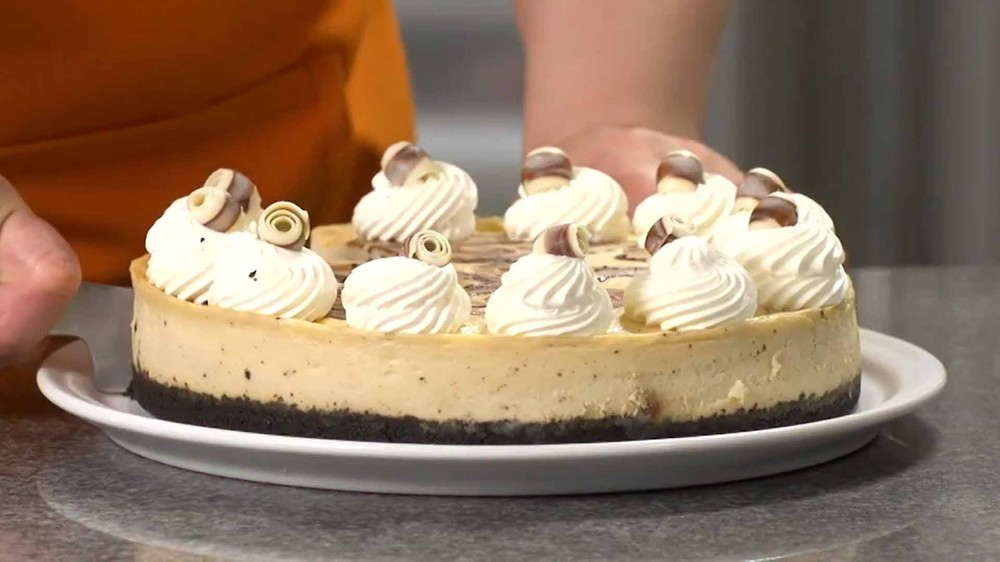 Cheesecake de cardamomo, chocolate e café