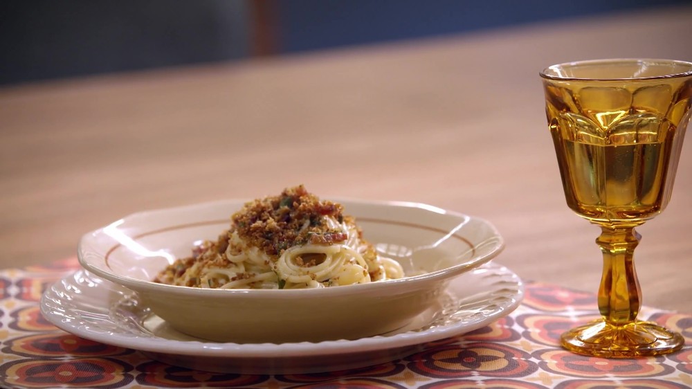 Linguine com guanciale, alcaparras, mascarpone, sálvia e farofa de pão tostado