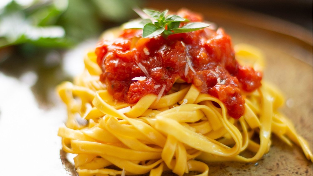 Talharim caseiro ao molho de tomate para o Dia dos Namorados