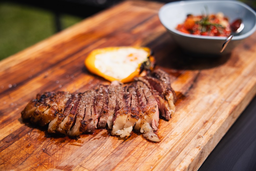 Bife de chorizo servido e fatiado