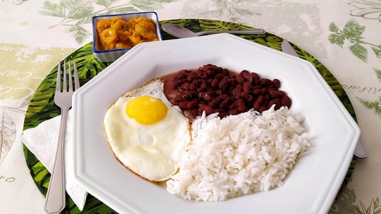 Combo brasileirinho: arroz, feijão, ovo frito e doce de banana-da-terra