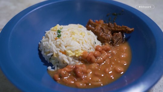 Carne assada com arroz e ovo mexido